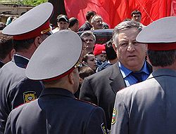 Министр внутренних дел Дагестана Адильгерей Магомедтагиров (справа)