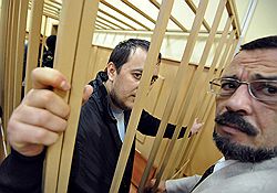 Бывший начальник управления прокуратуры Московской области Дмитрий Урумов (слева), подозреваемый в получении взятки от бизнесмена Ивана Назарова, и адвокат Юрий Михайлов (справа) на заседании Басманного районного суда. Игорь Назаров обвиняется в организации подпольных игорных заведений 