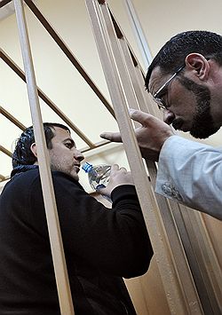 Бывший начальник управления прокуратуры Московской области Дмитрий Урумов (слева), подозреваемый в получении взятки от бизнесмена Ивана Назарова, и адвокат Юрий Михайлов (справа) на заседании Басманного районного суда. Игорь Назаров обвиняется в организации подпольных игорных заведений 