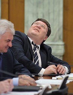 хозяйств и сельскохозяйственных кооперативов России Владимир Плотников (слева) и председатель комитета Государственной думы России по труду и социальной политике Андрей Исаев (справа) во время встречи председателя правительства России Владимира Путина с активом Общероссийского народного фронта". Встреча прошла в санатории "Русь" 