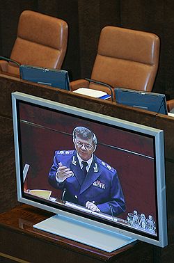 Генеральный прокурор России Юрий Чайка (на мониторе)