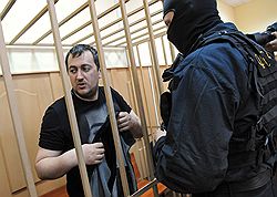 Бывший начальник управления прокуратуры Московской области Дмитрий Урумов (слева), подозреваемый в получении взятки от бизнесмена Ивана Назарова, на заседании Басманного районного суда. Игорь Назаров обвиняется в организации подпольных игорных заведений