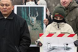 Митинг гражданских активистов, организованный Всемирным фондом дикой природы, против браконьерства с требованием завести уголовное дело на чиновников, находившихся на борту самолета МИ-8, разбившегося 9 января в горах Алтая. Митинг прошел в Новопушкинском сквере 
