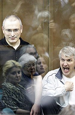 Бывший председатель правления НК "ЮКОС" Михаил Ходорковский (слева) и бывший руководитель МПО "Менатеп" Платон Лебедев (справа) в зале заседаний Московского городского суда во время рассмотрения кассационной жалобы на приговор 