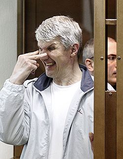 Бывший руководитель МПО "Менатеп" Платон Лебедев и бывший председатель правления НК "ЮКОС" Михаил Ходорковский  в зале заседаний Московского городского суда во время рассмотрения кассационной жалобы на приговор 