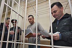 Бывший генеральный директор ОАО "АТК "Авиаремснаб" Мусаил Исмаилов (в центре) и его заместитель Александр Кутумов (справа) во время заседания Савеловского районного суда. Исмаилов и Кутумов обвиняются в поставках некондиционных запчастей к истребителям "МиГ-29" в Польшу 