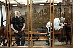 Бывший председатель правления НК "ЮКОС" Михаил Ходорковский (слева) и бывший руководитель МПО "Менатеп" Платон Лебедев (справа) в зале заседаний Московского городского суда во время рассмотрения кассационной жалобы на приговор 