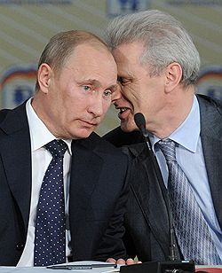 Председатель правительства России Владимир Путин (слева) и министр образования и науки России Андрей Фурсенко (справа) на VI съезде Всероссийского педагогического собрания