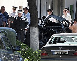 Последствия взрыва автомобиля в Кишиневе. Взрыв автомобиля "Лада" с российскими номерами произошел около полудня на парковке возле офисного центра по улице Сергея Лазо. Президент федерации тенниса Молдавии Игорь Цуркан, пострадавший при взрыве автомобиля в Кишиневе, скончался в больнице