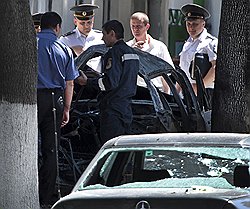 Последствия взрыва автомобиля в Кишиневе. Взрыв автомобиля "Лада" с российскими номерами произошел около полудня на парковке возле офисного центра по улице Сергея Лазо. Президент федерации тенниса Молдавии Игорь Цуркан, пострадавший при взрыве автомобиля в Кишиневе, скончался в больнице