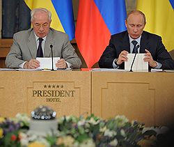 Премьер-министр Украины Николай Азаров (слева) и председатель правительства России Владимир Путин (справа) на заседании Комитета по вопросам экономического сотрудничества Российско-украинской межгосударственной комиссии в гостинице "Президент-Отель"