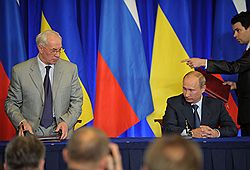 Премьер-министр Украины Николай Азаров (слева) и председатель правительства России Владимир Путин (второй справа) на заседании Комитета по вопросам экономического сотрудничества Российско-украинской межгосударственной комиссии в гостинице "Президент-Отель"