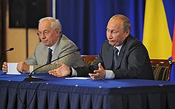 Премьер-министр Украины Николай Азаров (слева) и председатель правительства России Владимир Путин (справа) на заседании Комитета по вопросам экономического сотрудничества Российско-украинской межгосударственной комиссии в гостинице "Президент-Отель"