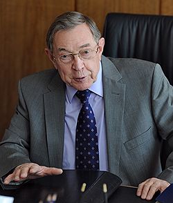 Необходимого порядка и контроля в самом  начале формирования рынка не было, и выработались некоторые обыкновения: вместо того чтобы обеспечивать интересы граждан, общества, национальной экономики, чиновник видит свой интерес 