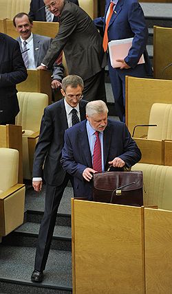Лидер фракции "Справедливая Россия" в Государственной думе России Сергей Миронов (справа) и председатель Совета палаты депутатов "Справедливой России" Николай Левичев (в центре) во время пленарного думского заседания