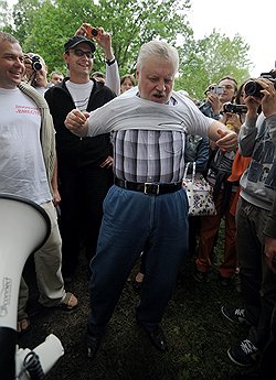 Лидер партии "Справедливая Россия" Сергей Миронов (в центре) на Первом открытом форуме гражданских активистов на природе "Антиселигер" в Химкинском лесу 