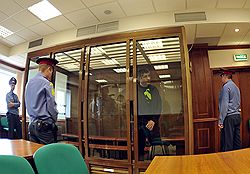Обвиняемый в убийстве Анзор Булкаев (в центре) во время заседания Московского городского суда. Анзор Булкаев был оправдан Мосгорсудом по делу об убийстве криминальных авторитетов в Москве в 2005 году в кафе "Желтая субмарина", но признаннвиновным по другому делу 