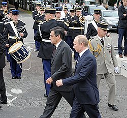 Премьер-министр Франции Франсуа Фийон (слева) и председатель правительства России Владимир Путин (справа) во время церемонии открытия памятника солдатам и офицерам Русского экспедиционного корпуса, сражавшимся во Франции во время Первой мировой войны 1914-1918 гг. Памятник открыли на набережной реки Сены 