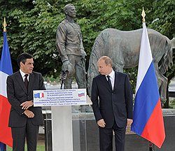 Премьер-министр Франции Франсуа Фийон (слева) и председатель правительства России Владимир Путин (справа) во время церемонии открытия памятника солдатам и офицерам Русского экспедиционного корпуса, сражавшимся во Франции во время Первой мировой войны 1914-1918 гг. Памятник открыли на набережной реки Сены 