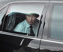 Председатель правительства России Владимир Путин перед началом церемонии открытия памятника солдатам и офицерам Русского экспедиционного корпуса, сражавшимся во Франции во время Первой мировой войны 1914-1918 гг. Памятник открыли на набережной реки Сены 