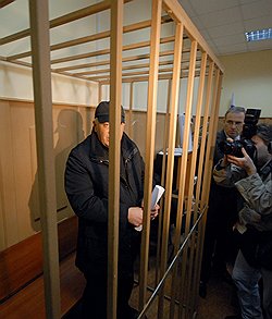 Директор бюро по координации борьбы с оргпреступностью и иными опасными видами преступлений на территории государств СНГ МВД России генерал-лейтенант милиции Александр Боков, подозреваемый в вымогательстве 46 миллионов долларов, во время заседания Басманного суда