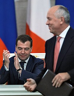 Президент России Дмитрий Медведев (слева) и генеральный директор  "Ростехнологий" Сергей Чемезов (справа)  