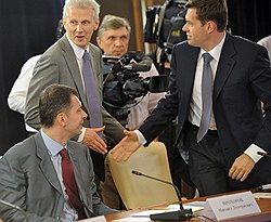 Президент "Онэксим", лидер партии "Правое дело" Михаил Прохоров (слева), министр образования и науки России Андрей Фурсенко (второй слева) и председатель совета директоров ОАО "Силовые машины" Алексей Мордашов (справа) перед началом заседания правительственной комиссии по высоким технологиям и инновациям
