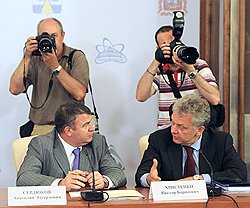 Министр обороны России Анатолий Сердюков (слева) и министр промышленности и торговли России Виктор Христенко (справа) во время заседания правительственной комиссии по высоким технологиям и инновациям