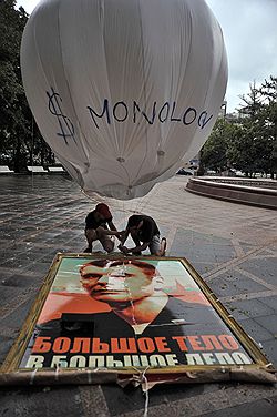 Несанкционированная акция "Большое тело в большое дело" Monolog.tv, приуроченая к избранию Михаила Прохорова руководителем партии "Правое дело". Акция прошла на Болотной площади