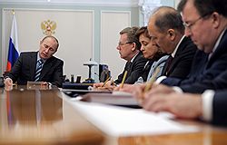 Председатель правительства России Владимир Путин, заместитель председателя правительства России, министр финансов Алексей Кудрин, министр экономического развития России Эльвира Набиуллина, председатель государственной корпорации "Банк развития и внешнеэкономической деятельности (Внешэкономбанк)" Владимир Дмитриев и первый заместитель председателя "Внешэкономбанка" Николай Косов во время заседания наблюдательного совета госкорпорации "Банк развития и внешнеэкономической деятельности" (Внешэкономбанк). Заседание прошло в резиденции Ново-Огарево 