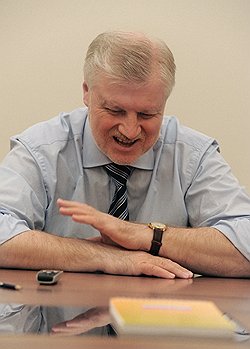 Массовая запись в ОНФ целых коллективов — это уже, честно говоря, повторение истории, которая сначала имеет место в виде трагедии, а потом в виде фарса