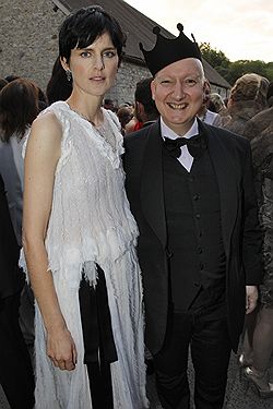Модель Стелла Теннант (Stella Tennant) (слева) и британский дизайнер Стивен Джонс (Stephen Jones) (справа) на Благотворительном балу White Fairy Tale Love Ball Натальи Водяновой в замке Валентино Гаравани под Парижем