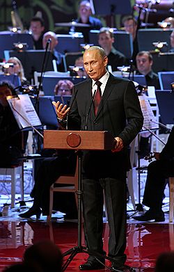 Председатель Правительства России Владимир Путин перед началом гала-концерта "Дрезден-Петербург" в Михайловском театре 