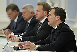 Президент России Дмитрий Медведев (справа) во время встречи с предпринимателями в резиденции "Горки"