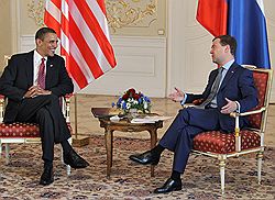 Президент США Барак Обама (слева) и президент России Дмитрий Медведев (справа) во время встречи 
