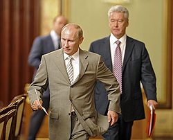 Мэр Москвы Сергей Собянин (справа) и председатель правительства России Владимир Путин (в центре) во время заседания оргкомитета по празднованию 150-летия со дня рождения государственного деятеля Петра Столыпина. Заседание прошло в Доме правительства России