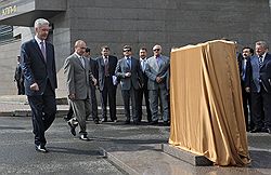 Мэр Москвы Сергей Собянин (слева) и председатель правительства России Владимир Путин (второй слева) на церемонии закладки камня в основание памятника государственному деятелю Петру Столыпину
