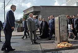 Мэр Москвы Сергей Собянин, заместитель председателя правительства России, президент Олимпийского комитета России Александр Жуков и председатель правительства России Владимир Путин на церемонии закладки камня в основание памятника государственному деятелю Петру Столыпину
