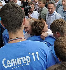 Председатель правительства России Владимир Путин (в центре) и министр спорта, туризма и молодежной политики России Виталий Мутко (справа) во время встречи с участниками всероссийскиого молодежного образовательного форума "Селигер-2011" 