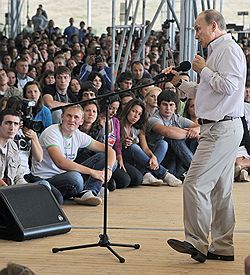 Председатель правительства России Владимир Путин во время встречи с участниками всероссийскиого молодежного образовательного форума "Селигер-2011" 