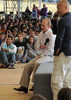 Продюсер, режиссер Федор Бондарчук (справа) во время встречи председателя правительства России Владимира Путина (второй справа) с участниками всероссийскиого молодежного образовательного форума "Селигер-2011" 