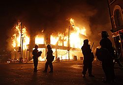 07.08.2011 На севере Лондона произошли крупные беспорядки. Толпа, возмущенная гибелью чернокожего местного жителя, убитого в перестрелке с полицией, пыталась взять штурмом полицейский участок, разграбила несколько магазинов и сожгла три автомобиля. В результате столкновений пострадали 26 полицейских. Десятки нарушителей порядка арестованы 