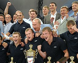 5 августа в Сочи на "Плотформе" прошел чемпионат по борьбе без правил, в котором, кроме бойцов из США и Бразилии, участвовал председатель правительства России Владимир Путин 