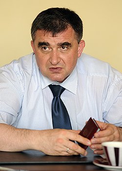У меня на всех корветах, фрегатах, судах связи, которые строятся, везде стоит подпись первого замминистра обороны 