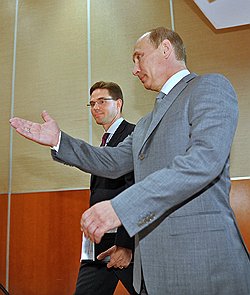 Премьер–министр Финляндии Юрки Катайнен (слева) и председатель правительства России Владимир Путин (справа) во время официальной встречи 
