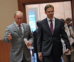 Председатель правительства России Владимир Путин (слева) и премьер–министр Финляндии Юрки Катайнен (справа) перед совместной пресс-конференцией по итогам переговоров 