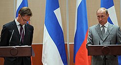 Премьер–министр Финляндии Юрки Катайнен (слева) и председатель правительства России Владимир Путин (справа) на совместной пресс-конференции по итогам переговоров 