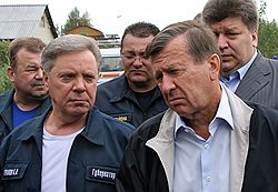 Губернатор Московской области Борис Громов (слева) и первый заместитель председателя правительства России Виктор Зубков (справа) во время выездной инспекции на востоке Московской области