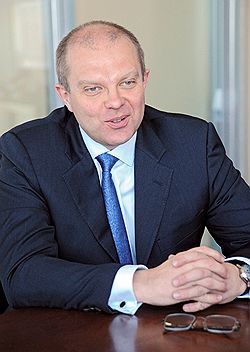 История показывает, что в экстремальных случаях происходит в той или иной мере возврат к бартеру. Деньги перестают выполнять две из своих трех классических функций