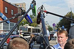 Бывший губернатор Тульской области Вячеслав Дудка (справа), в отношении которого возбуждено уголовное дело о взяточничестве, отвечает на вопросы журналистов перед допросом в Следственном комитете России